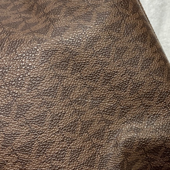 Michael Kors Jet Set Signature Bag - Picture 16 of 16